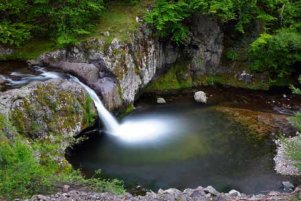 The Gyumbyurtiyata Waterfall in the summer.