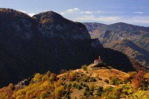 Параклисът и красивата планина зад него.