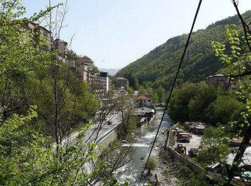 Вярващи носят иконата на